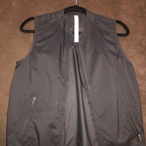 Lululemon vest like the wind size 6
